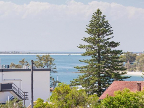 13 'Cote D'Azur', 61 Donald Street - Lovely unit with air con, pool, lift and WiFi